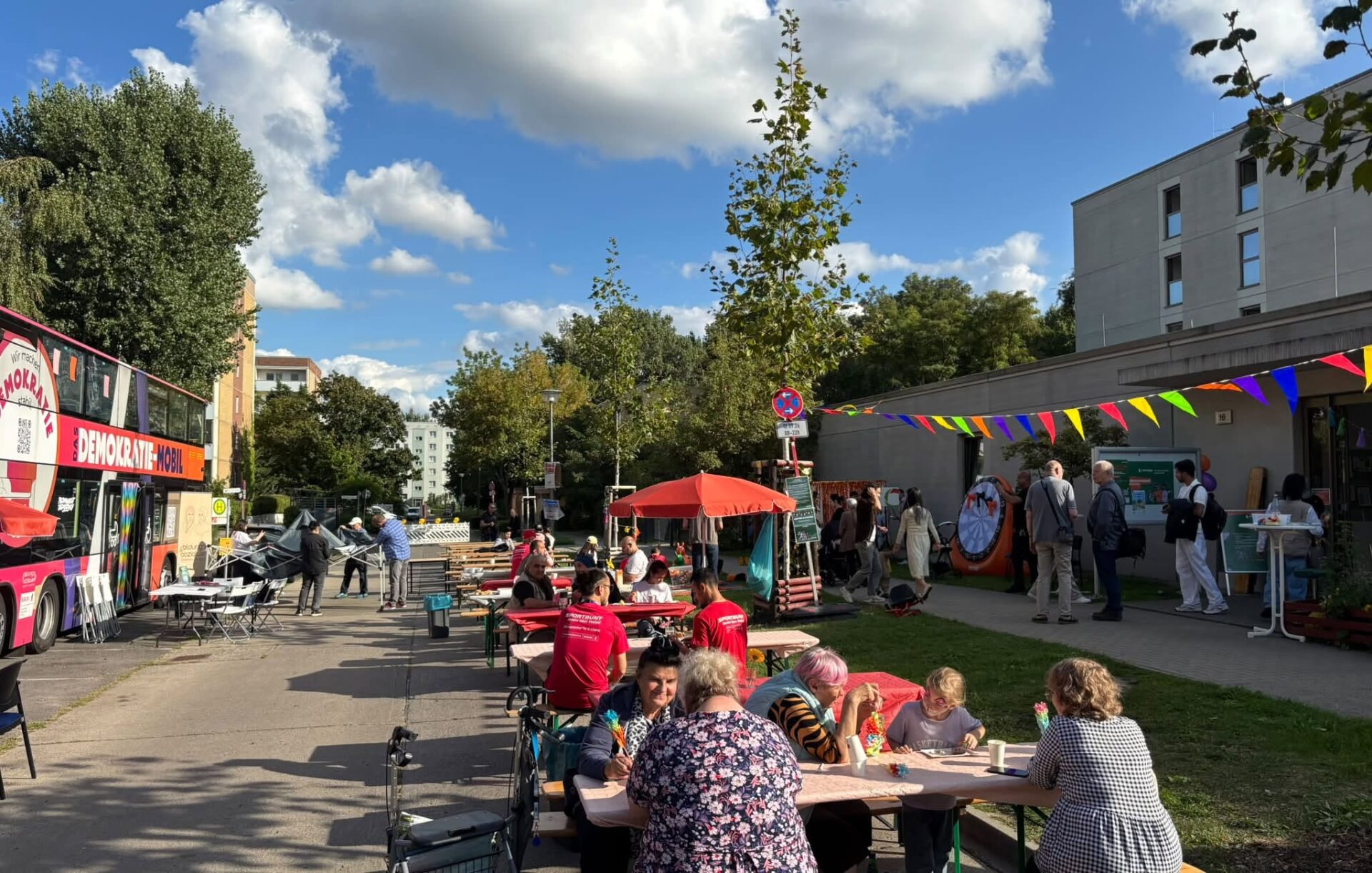 Straßenfest vor und in der Gemeinschaftsunterkunft